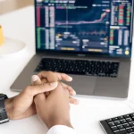 ¿Cuáles son los riesgos y desafíos más comunes al expandir un negocio fuera de México y cómo puedo mitigarlos?