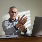 Hormigueo, entumecimiento y dolor en manos y pies, son algunos de los síntomas de Neuropatía Periférica que pueden ser tratados con Neurobión